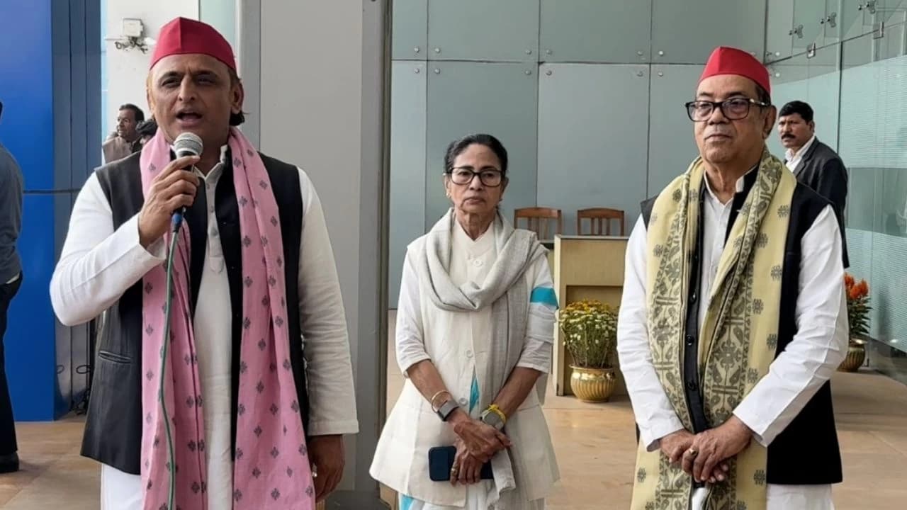 “Digital Dacoity…” Akhilesh Yadav Backs Mamata Banerjee, Slams BJP and Election Commission Over SIR