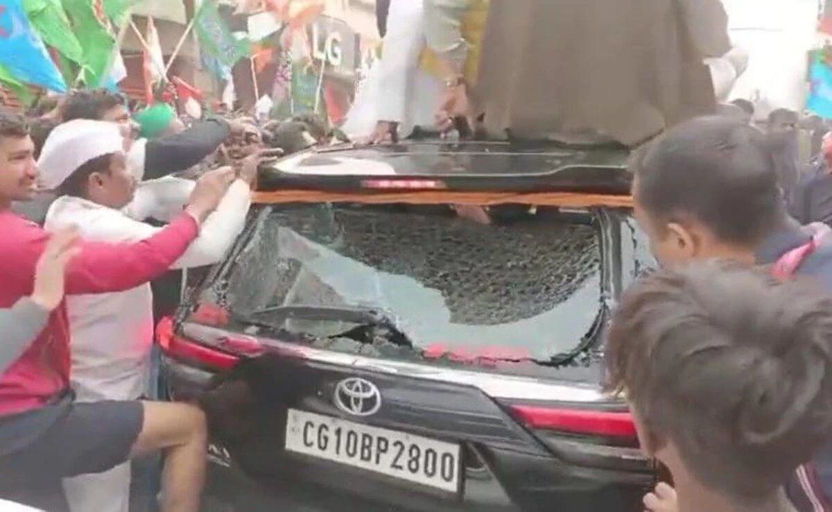 Congress debunks rumoured attack on Rahul Gandhi’s car; Windshield shatters under pressure