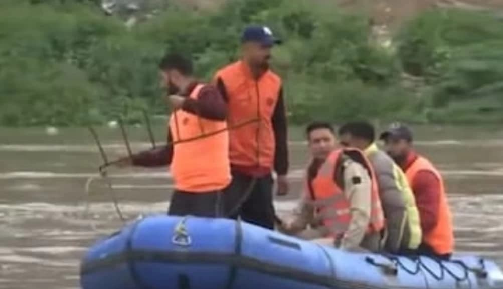 6 Dead and 10 Missing after Boat Capsizes in Srinagar