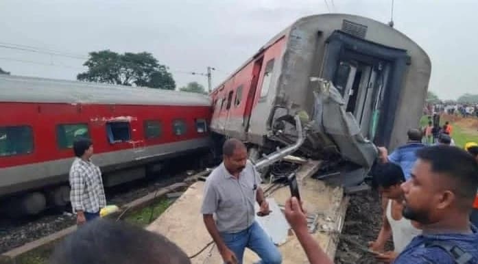 2 dead, 20 injured as Howrah Mumbai Mail derails in Jharkhand