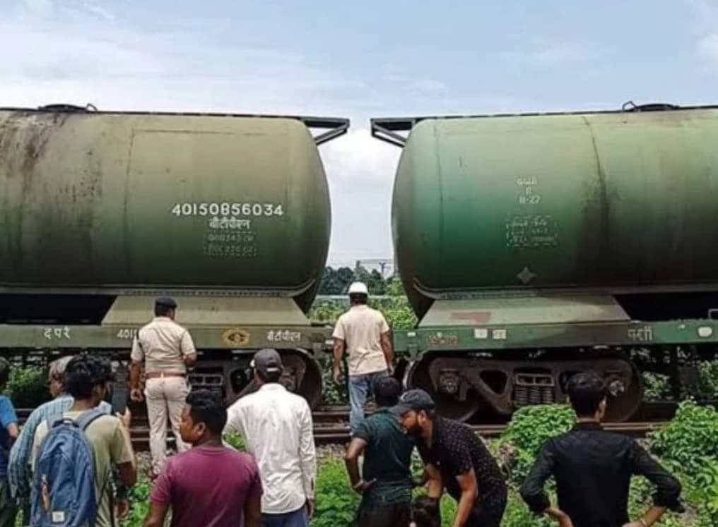 Goods train Derails in West Bengal, 2 Wagons derail, No Injuries Reported