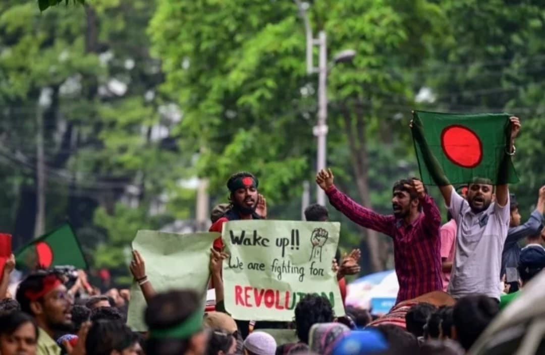 Protesters Surround Bangladesh Supreme Court, Demand Judges' Resignation
