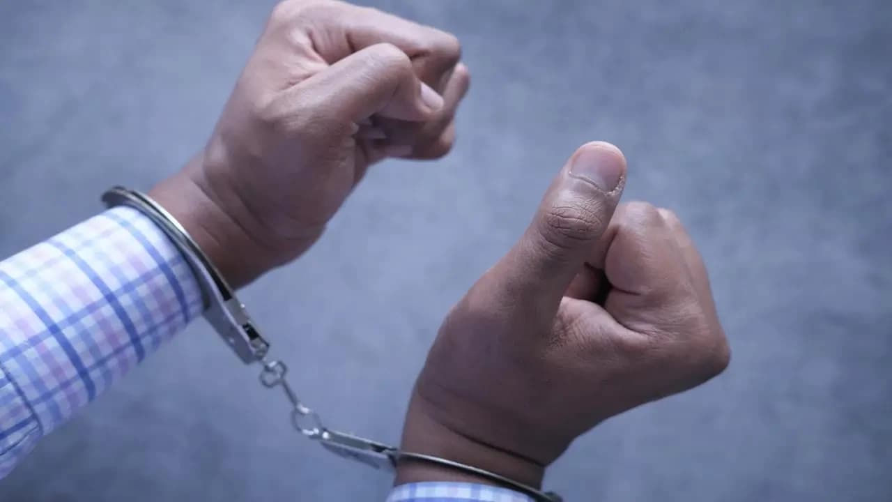 Armed Robbers Loot ₹10 Lakh from Victims in Mumbai, One Arrested