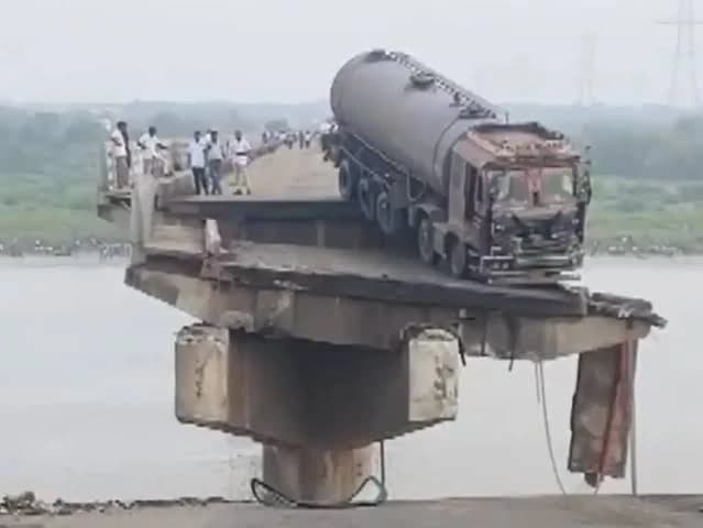 Three Dead after Gujarat’s Gambhira Bridge Collapses, Vehicles Fall into Mahisagar River