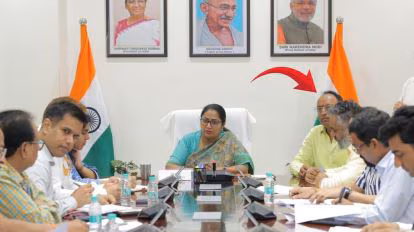Delhi CM Rekha Gupta Faces Backlash Over Viral Post Showing Husband in Official Meeting; Opposition Calls It Real ‘Panchayat’