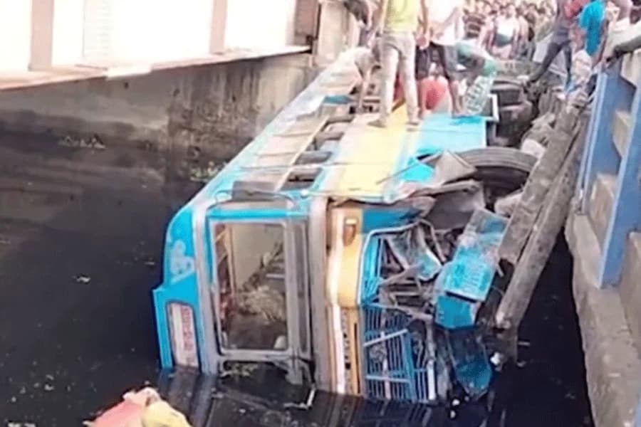 40 Injured as Bus Plunges into Canal in Kolkata’s Rajarhat