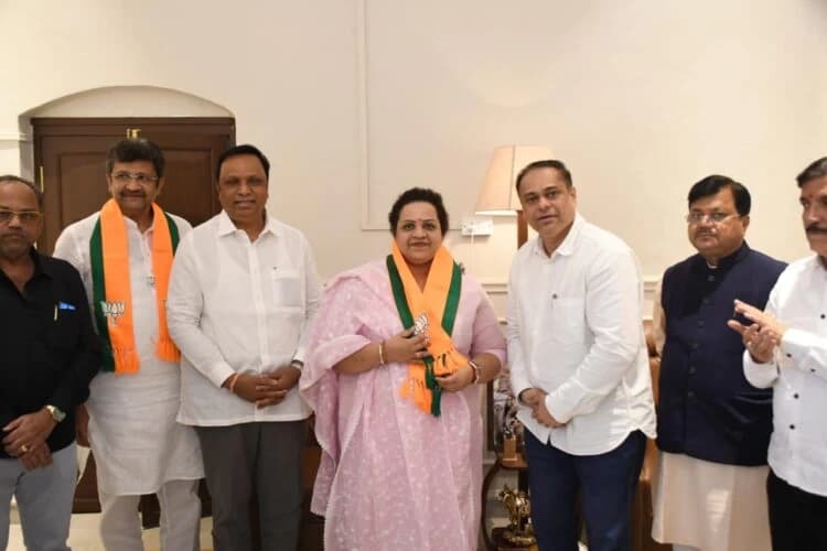 Rakhi Jadhav Joins BJP, Delivering Major Setback to Sharad Pawar Faction Ahead of BMC Polls