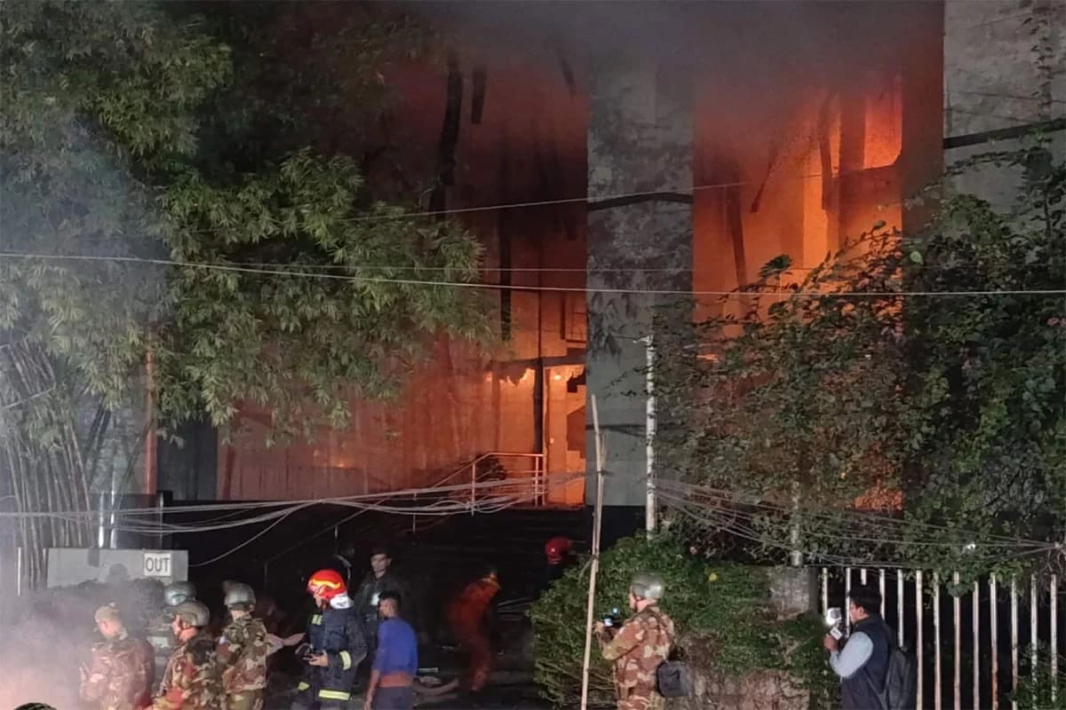 Bangladesh Unrest: Mobs Torch Prothom Alo, Daily Star Offices in Dhaka; Journalists Rescued, Army Deployed