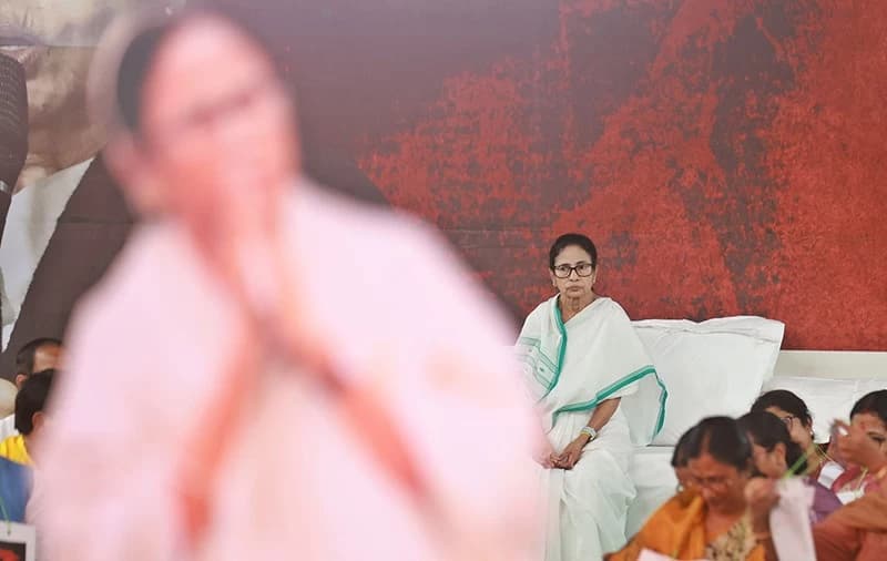 Mamata Banerjee Kicks Off Anti “Unplanned SIR” Dharna in Kolkata, Vows to Unmask 'Sinister Plot' Between BJP & ECI