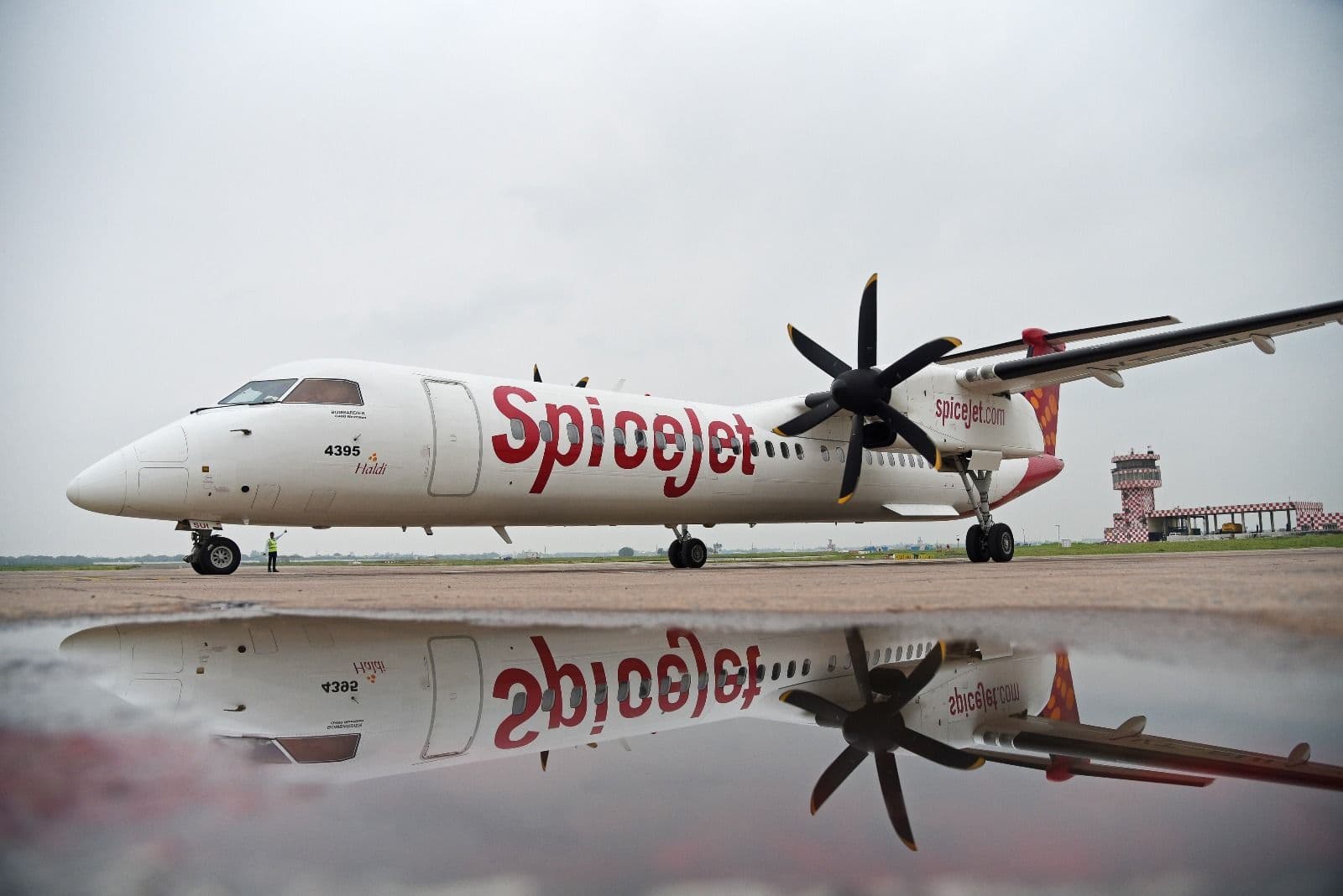 SpiceJet Aircraft Hits Stationary Akasa Air Plane at Delhi Airport, No Injuries Reported