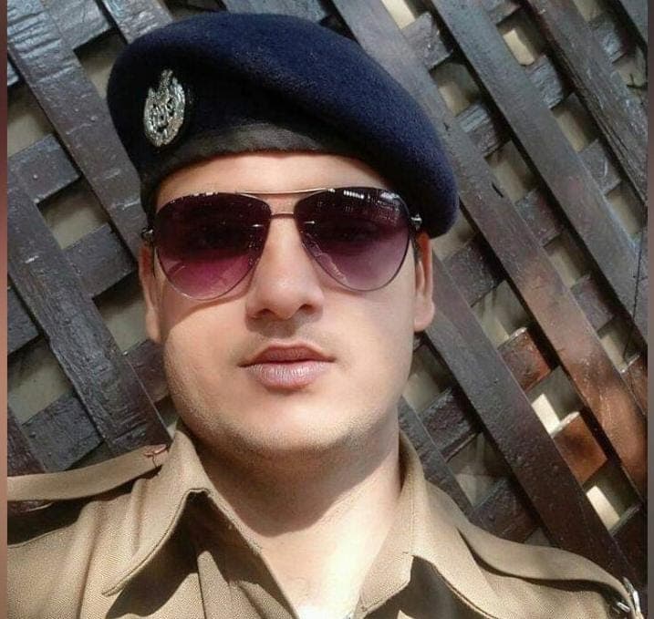 RPF officer of a viral video says “If you have to stay in India, I say vote for Modi and Yogi”.