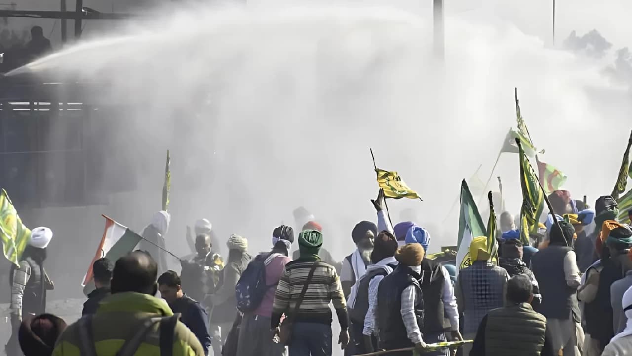At Least 10 Farmers Injured as Haryana Police Use Tear Gas to Disperse Protesters at Border