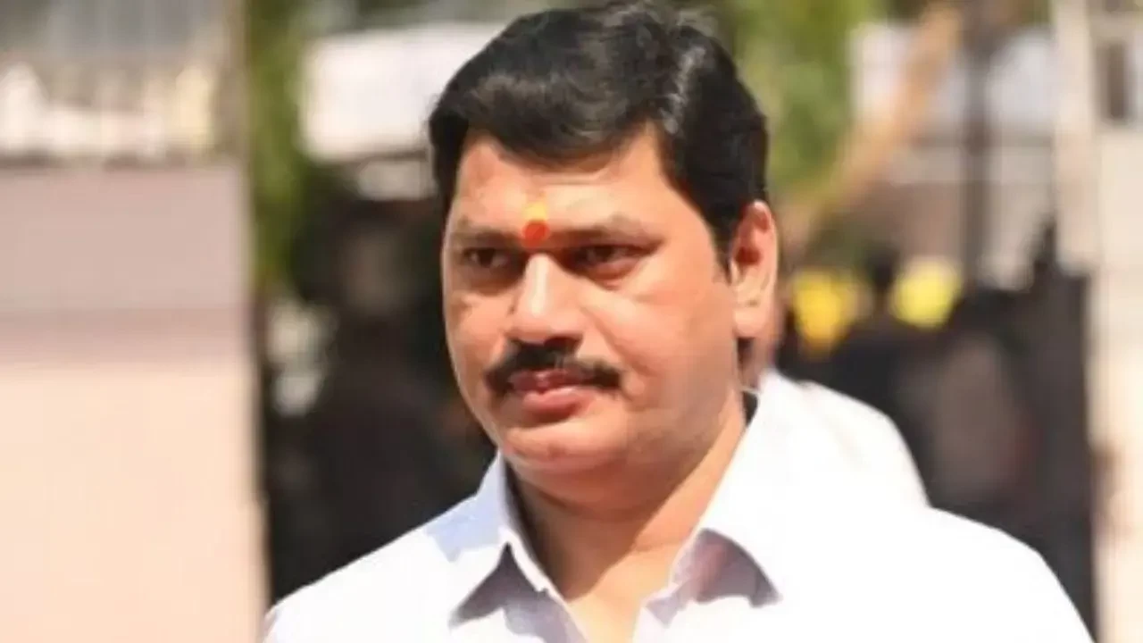 Anjali Damania Gives 4-Day Ultimatum to Ajit Pawar, Demands Action Against Dhananjay Munde