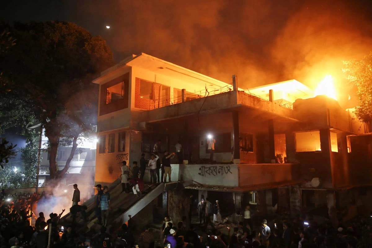 Bangladesh: Protesters Set Fire to Historic Residence of Sheikh Mujibur Rahman During Sheikh Hasina's Live Address