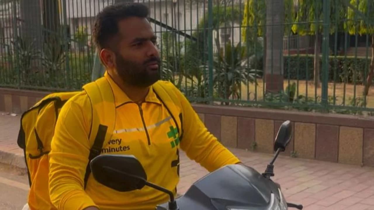 “Untouchability not only limited to caste”: Delhi Man Steps into the Shoes of a Blinkit Delivery Agent, Reveals Deep Social Bias