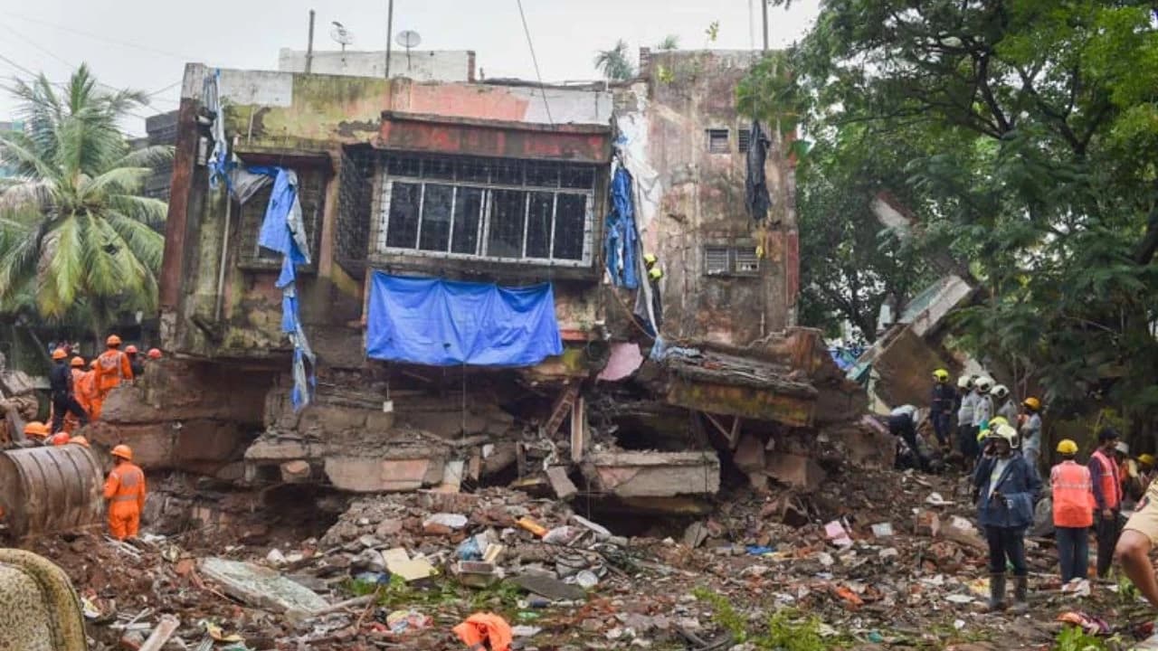 Maharashtra: Three-Storey Chawl Collapses in Bandra East, 11 Injured; Rescue Operations Underway