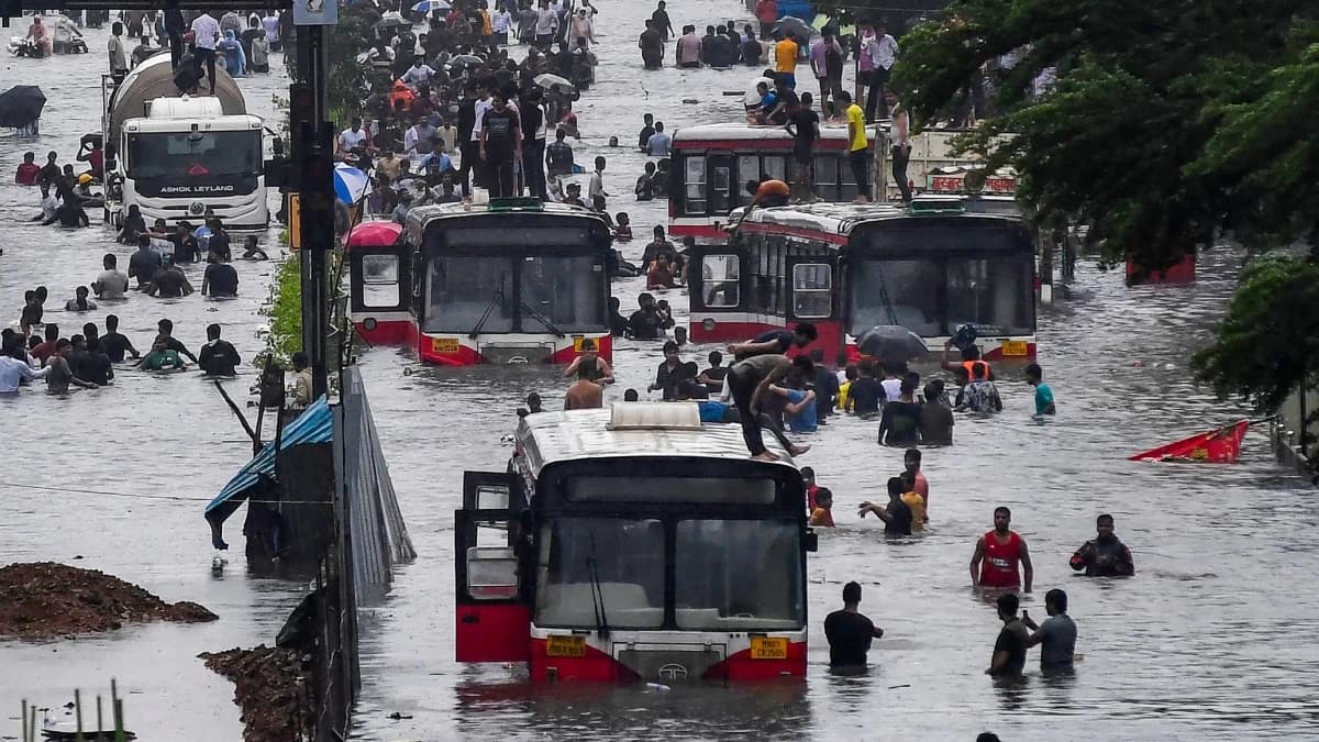 Mumbai Rains: Red Alert in Place as City Struggles with Delayed Transportation and Waterlogging