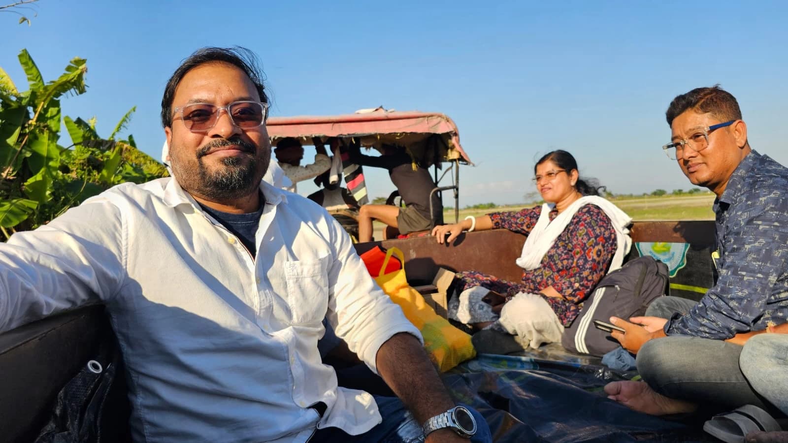 Bengal SIR: Jalpaiguri BDO travels on tractor to ensure 800 voters receive SIR form in remote Teesta River bank village