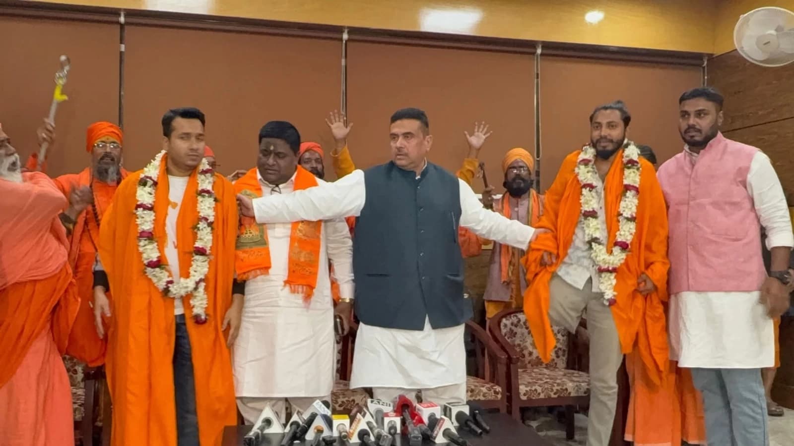 BJP Suvendu Adhikari Felicitates Men Accused of Assaulting Patties Vendors at Kolkata Gita Path Event
