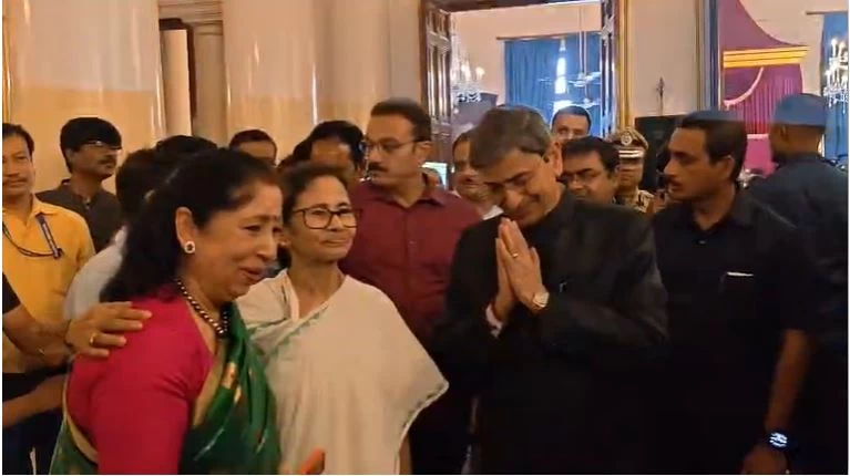 ‘Bengal People Love Them Who Love Bengal’: CM Mamata Banerjee Says While Greeting New Governor R.N. Navi