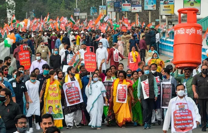 Mamata Banerjee Leads Kolkata March Against LPG Shortage, Targets Centre Over Rising Gas Prices
